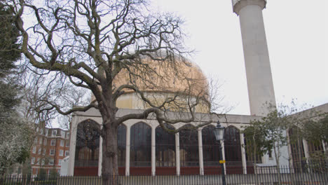 Exterior-De-La-Mezquita-De-Regents-Park-Con-Minarete-En-Londres,-Reino-Unido-2